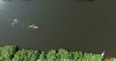 topp se av de flod och en flytande kajak. sommar resa och semester på de flod video