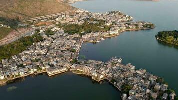 village et Lac dans shuanglang, Yunnan, Chine. video