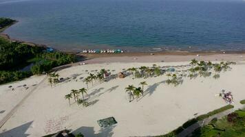 spiaggia nel fuxiano lago nel Yunnan, Cina. video