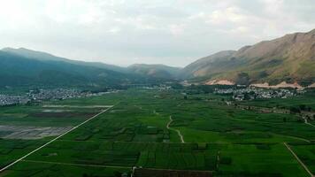 Vila e Campos dentro shaxi, Yunnan, China. video