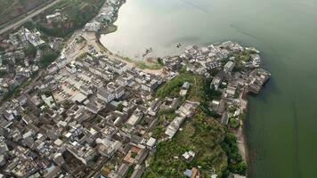 Vila e lago dentro Shuanglang, Yunnan, China. video