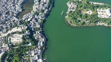 village et Lac dans shuanglang, Yunnan, Chine. video