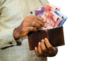 svart person innehav brun plånbok med söder afrikansk rand anteckningar, hand avlägsnande pengar ut av plånbok över transparent bakgrund avlägsnande pengar från plånbok png