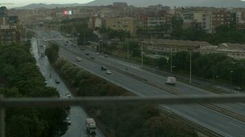 voiture circulation sur le routes de Barcelone video