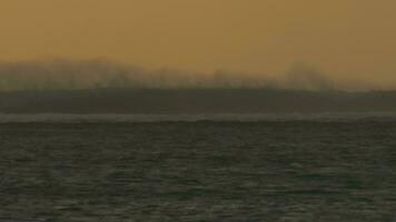 falhando oceano ondas, Visão dentro a tarde video