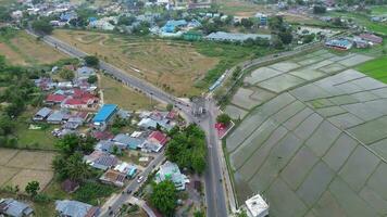 aéreo ver de Monumento Delaware centrar punto hueso bolango, gorontalo a amanecer video