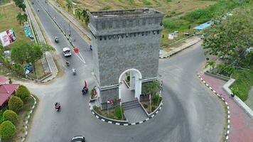 aéreo ver de Monumento Delaware centrar punto hueso bolango, gorontalo a amanecer video