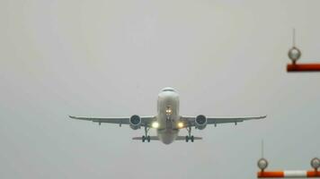 Düsseldorf, Alemanha Julho 24, 2017 - eurowings airbus 320 saída às chuva. düsseldorf aeroporto, Alemanha video