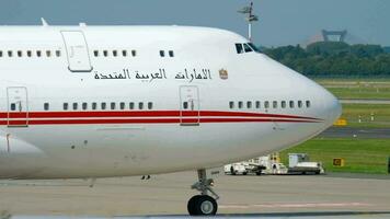 Düsseldorf, Tyskland juli 22, 2017 - förenad arab emirates kunglig flyg boeing 747 a6 mmm taxning innan avresa, cockpit stänga upp. Düsseldorf flygplats video