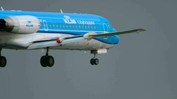 amsterdam, das Niederlande Juli 25, 2017 - - klm Stadthüpfer Fokker 70 ph kzm Annäherung und Landung beim Runway 06 kaagban beim Sonnenaufgang. Schiffshol Flughafen, amsterdam, Holland video