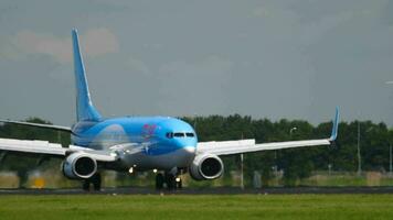 Ámsterdam, el Países Bajos julio 26, 2017 - tui mosca boeing 737 ph tfc frenado después aterrizaje a pista 18r polderbaan. barco aeropuerto, Ámsterdam, Holanda video