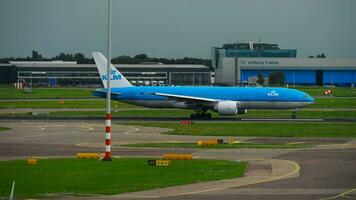 amsterdam, das Niederlande Juli 29, 2017 - - klm königlich Niederländisch Fluggesellschaften boeing 777 ph bqo Abfahrt beim Runway 24 kaagban. Schiffshol Flughafen, amsterdam, Holland video