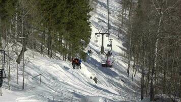 Wintergebirgspanorama mit Skipisten und Skiliften in der Nähe des Erholungsortes Belokuricha, Altai video