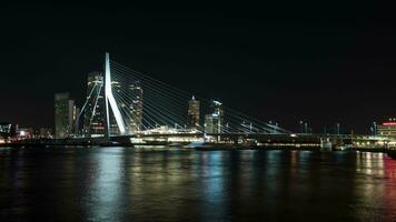 timelapse nacht schot van verkeer Aan de erasmus brug, Rotterdam video