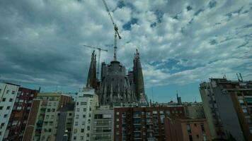 timelapse van sagrada familia in dag, avond en Bij nacht video