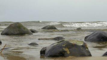 Visualizza di acqua in movimento fra pietre su il sabbia spiaggia, Spagna, nonna canaria isola video