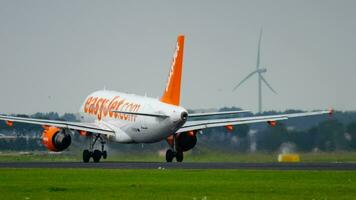 Amsterdam, de Nederland juli 25, 2017 - easyjet luchtbus 320 g zob nemen uit Bij polderbaan 36l, schiphol luchthaven, Amsterdam, Holland video