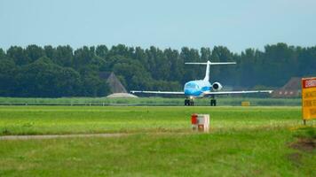 Ámsterdam, el Países Bajos julio 24, 2017 - klm saltamontes fokker 70 ph kzp salida a pista 36l polderbaan. barco aeropuerto, Ámsterdam, Holanda video