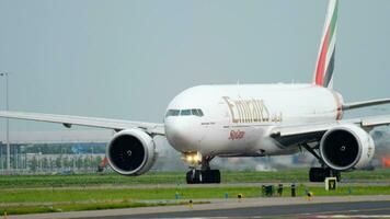 amsterdam, il Olanda luglio 24, 2017 - Emirates carico del cielo boeing 777 a6 ef rullaggio prima prendere via a polderbaan 36l, nave aeroporto, amsterdam, Olanda video