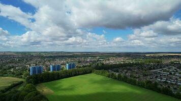 hög vinkel antal fot av bostads- verklig egendom hem på norr av luton stad av England, bra Storbritannien. antal fot var fångad med drönare kamera på augusti 15:e, 2023 video