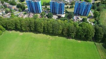 alto angolo metraggio di Residenziale vero tenuta le case a nord di luton città di Inghilterra, grande Gran Bretagna. metraggio era catturato con di droni telecamera su agosto 15, 2023 video