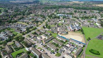 Alto ângulo cenas do residencial real Estado casas às norte do luton cidade do Inglaterra, ótimo bretanha. cenas estava capturado com drones Câmera em agosto 15, 2023 video