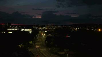 aérien vue de illuminé luton ville de Angleterre Royaume-Uni après le coucher du soleil pendant nuit de été. image a été capturé avec drone caméra sur SEP 1er, 2023 video