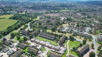 hög vinkel antal fot av bostads- verklig egendom hem på norr av luton stad av England, bra Storbritannien. antal fot var fångad med drönare kamera på augusti 15:e, 2023 video