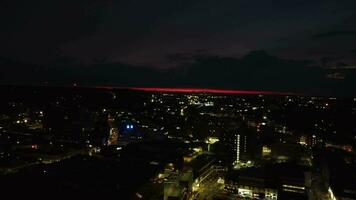 antenn se av upplyst luton stad av England Storbritannien efter solnedgång under natt av sommar. bild var fångad med drönare kamera på sep 1:a, 2023 video