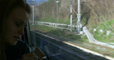 mujer haciendo bocetos durante el viaje en tren video