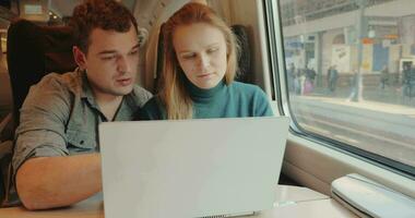 mensen praten Aan bedrijf gebruik makend van laptop in trein video