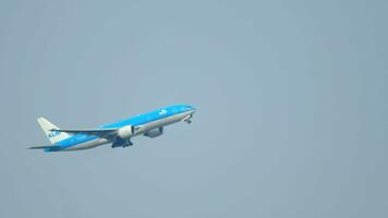 Amsterdam, Pays-Bas 26 juillet 2017 - klm royal dutch airlines boeing 777 ph bqp départ à rwy aalsmeerbaan, aéroport de shiphol, amsterdam, hollande video