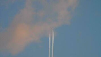 contrails in de blauwe lucht. vliegtuig dat hoog vliegt. video