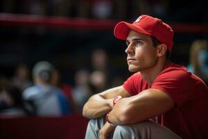 joven hombre en rojo béisbol gorra dentro un boxeo anillo foto