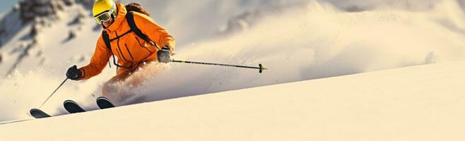 un hombre esquiar en un Nevado montaña foto