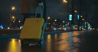 fêmea viajante caminhando dentro a cidade com carrinho saco video