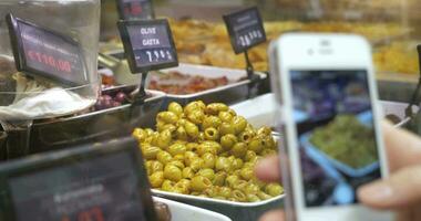 nemen afbeelding van olijven in de winkel video