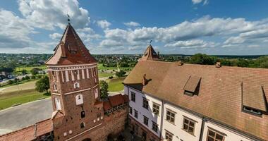 boucle rotation plus de restauration de le historique Château ou palais près Lac dans ensoleillé journée avec bleu ciel et des nuages video