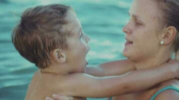 chico besos madre mientras baños en el mar video