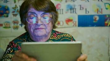 Senior mulher usando toque almofada e falando video