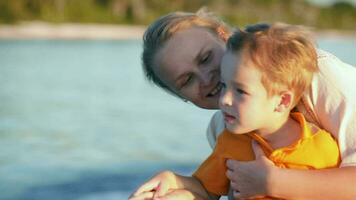 madre y hijo disfrutando mar viaje por barco video