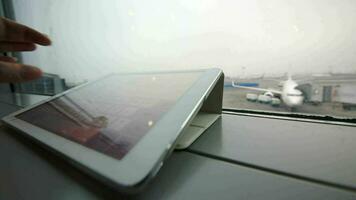 gebruik makend van tablet pc Aan vensterbank Bij de luchthaven video