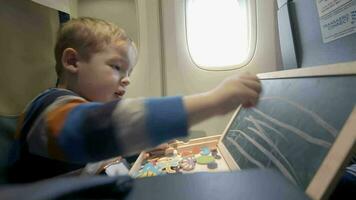 Junge im das Flugzeug Zeichnung auf Tafel mit Kreide video