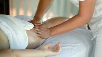 mulher obtendo massagem tratamento dentro beleza spa video