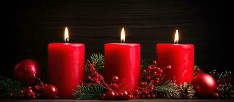 decorativo artículos y un cuarteto de carmesí velas para el adviento temporada foto