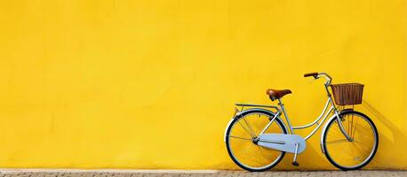 de moda bicicleta siguiente a un pared de amarillo y blanco color foto