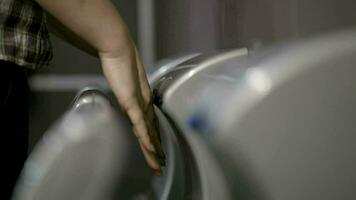 femme séchage mains dans spécial machine video