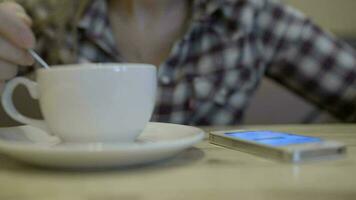 donna eccitante caffè e digitando sms video