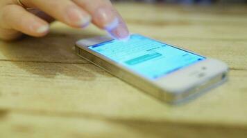 digitando e enviando texto mensagem em Smartphone video