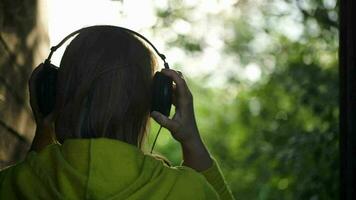 mujer escuchando a música al aire libre video